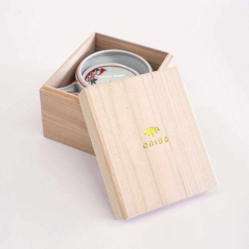 桐箱に収められ贈り物に最適です