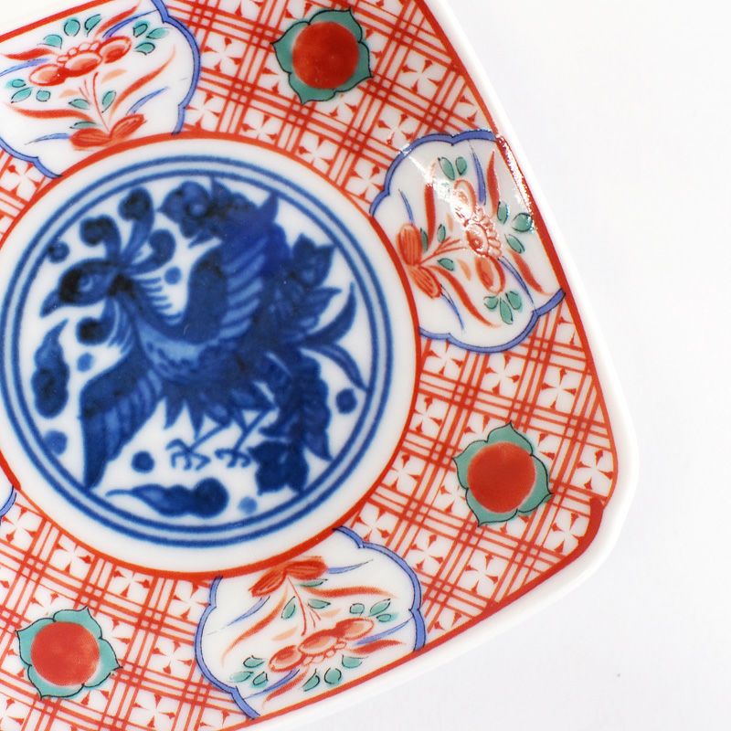 中央には鳳凰が描かれ縁起のよい器です