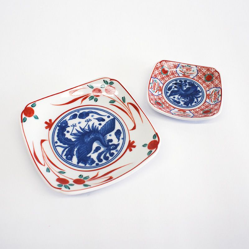 赤絵花四角皿とコーディネイトでより華やかに