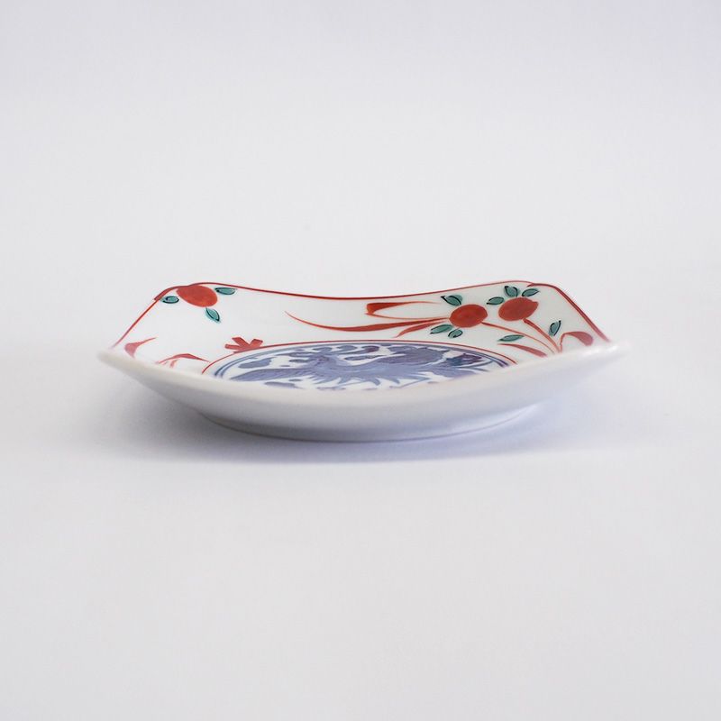 四方がせり上がった形状です