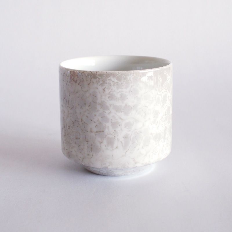 スタイリッシュでモダンなカップです