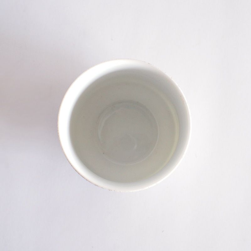 透き通るような白磁の器です