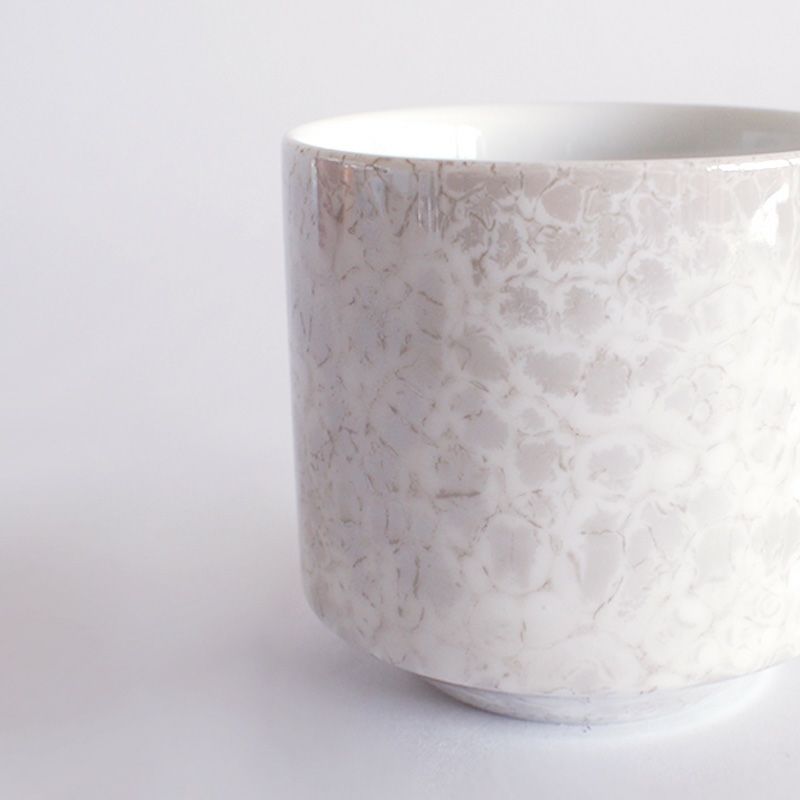 ラスター加工と呼ばれる技法で美しい紋様を仕上げます