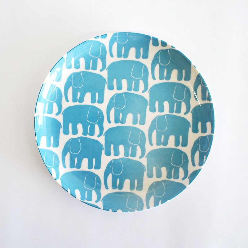 象のイラストをパターン化したデザインが特徴です