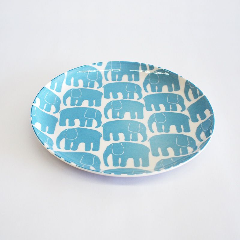 カラフルなプレートはティータイムに似合います