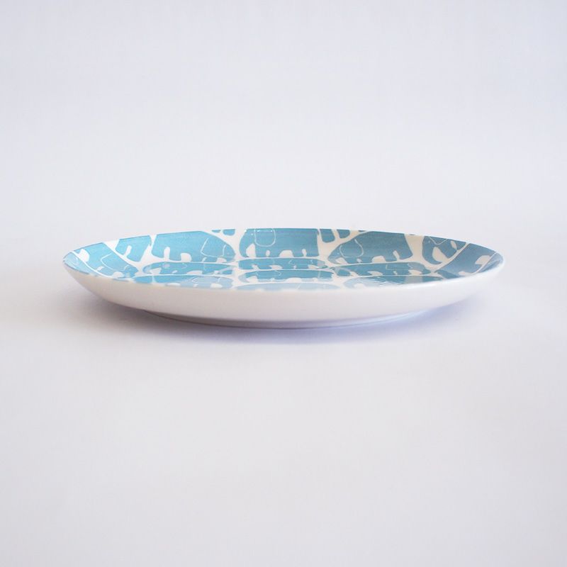 カラフルなプレートはティータイムに似合います