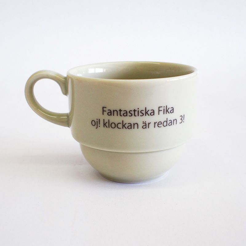 スウェーデン語で3時のティータイムを楽しむメッセージが描かれています
