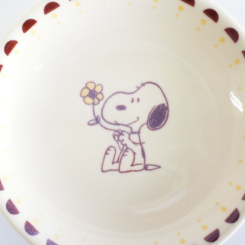 黄色い花を持ったスヌーピー