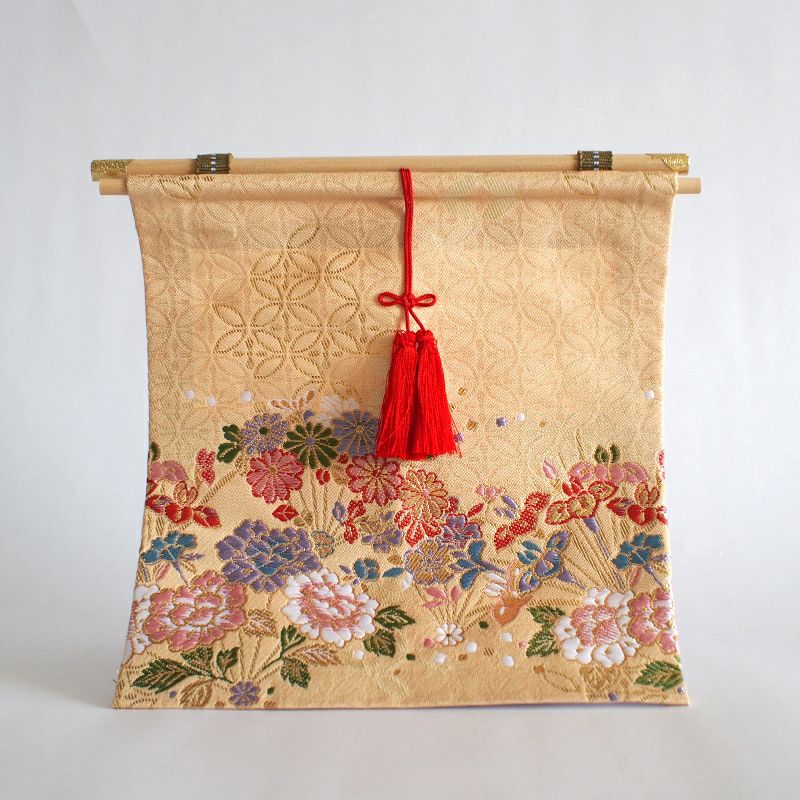 豪華な几帳がついています