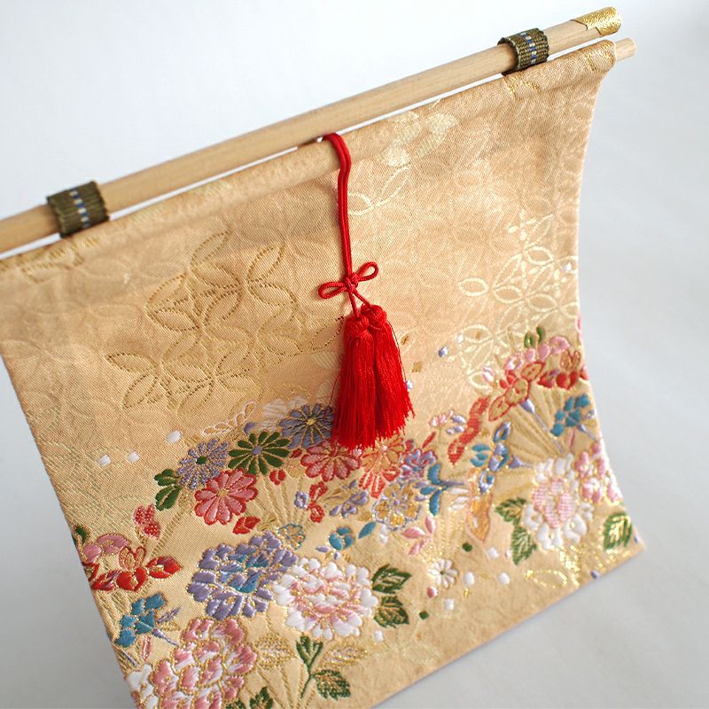 おめでたい日にぴったりの煌びやかな几帳っです