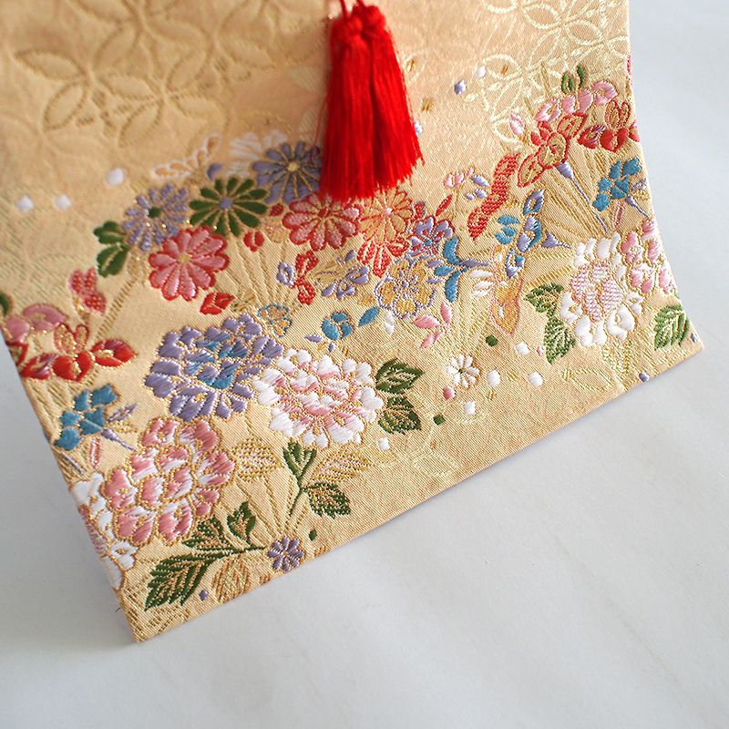 赤い房がアクセントになっています