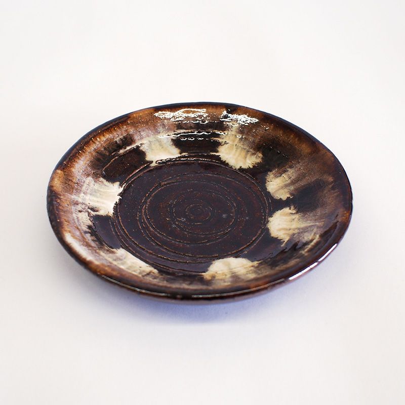 手描きによる模様がアクセントとなりアメ釉を引き立てます