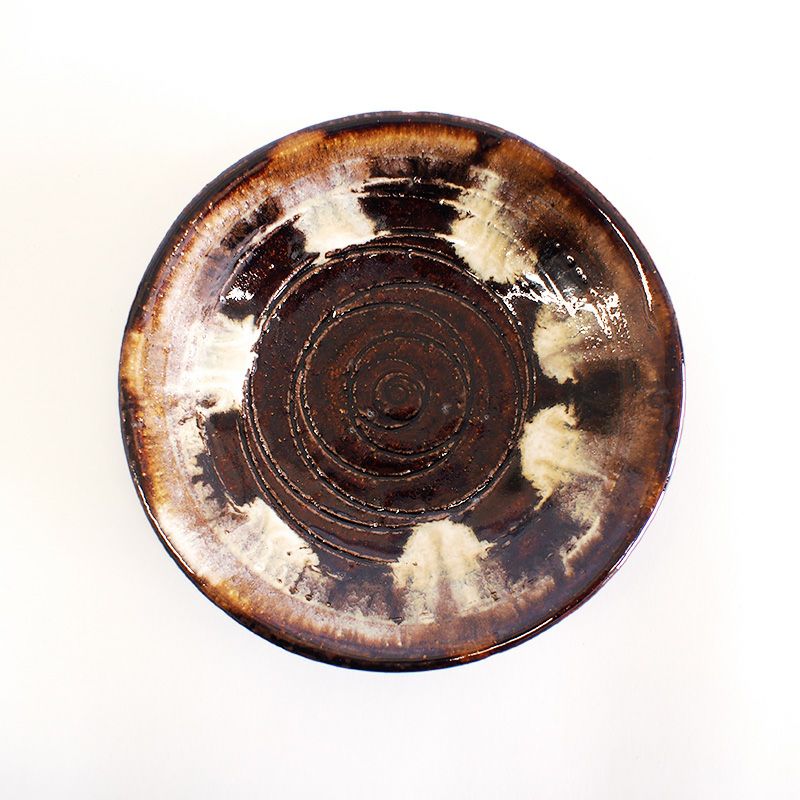 手描きによる模様がアクセントとなりアメ釉を引き立てます