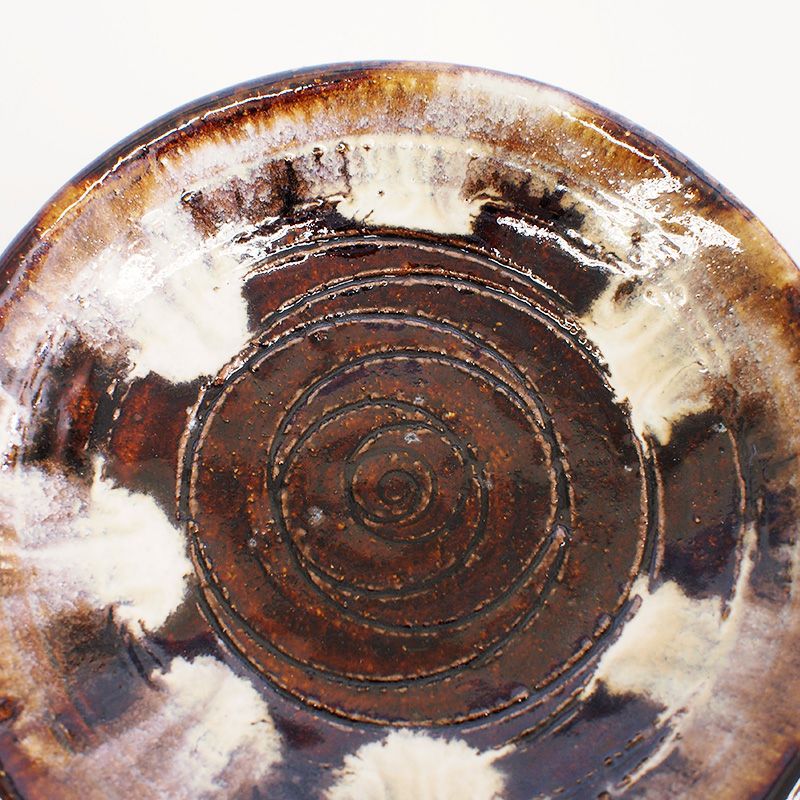 ソーサーにが渦巻き状の紋様が刻まれています
