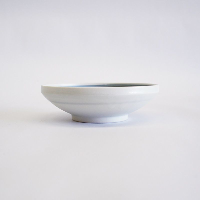 シンプルな形状で合わせやすい器です