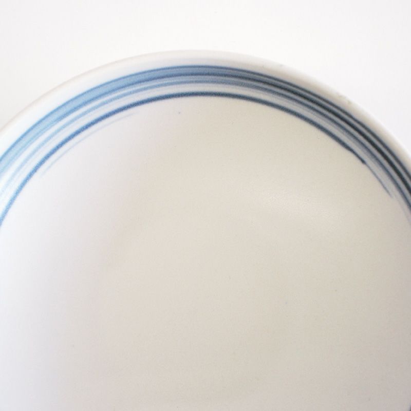 刷毛目の線が器を引き締めます