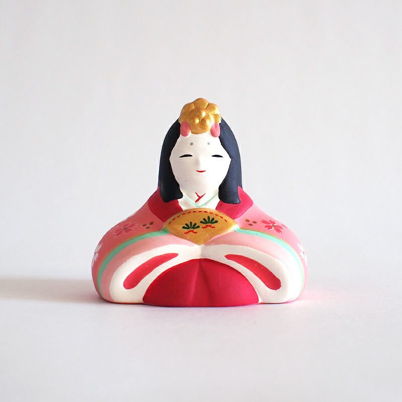 お雛様はかわいいピンク色の着物です。
