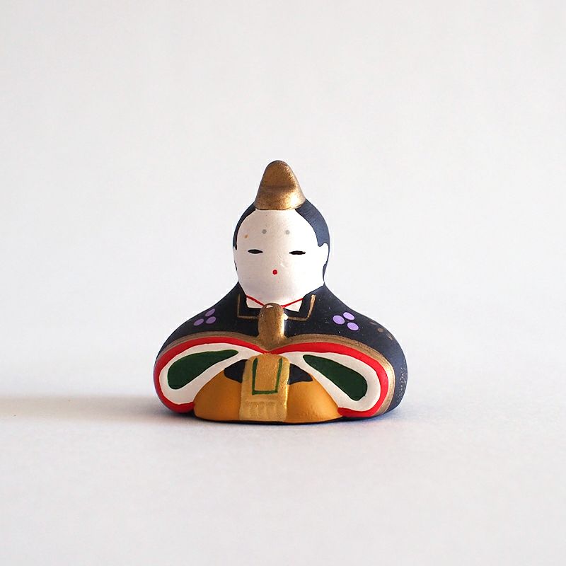 お内裏様は黒の着物を着ています