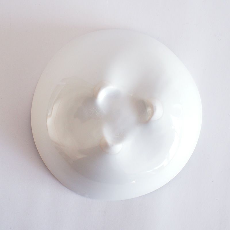 底には3つ足が付いています