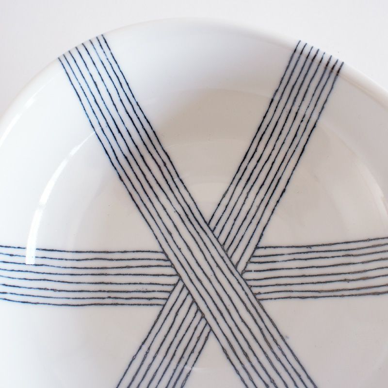 糸を紡ぐイメージをデザインしています