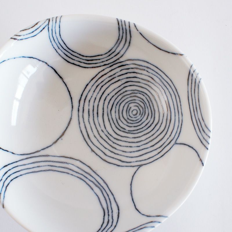 糸で渦を織り成すイメージをデザインしています