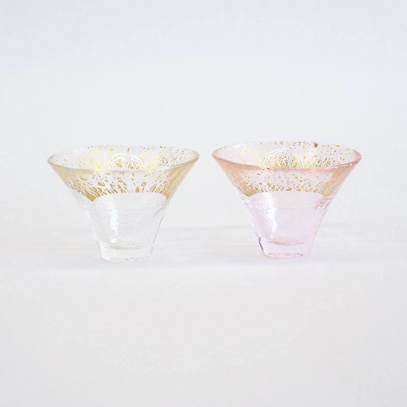 金箔が施され豪華な佇まいの杯です