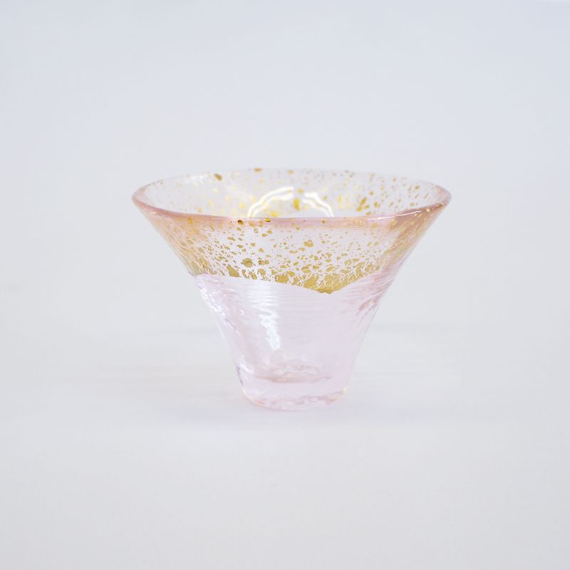 金箔がアクセントとなり冷酒を引き立てます