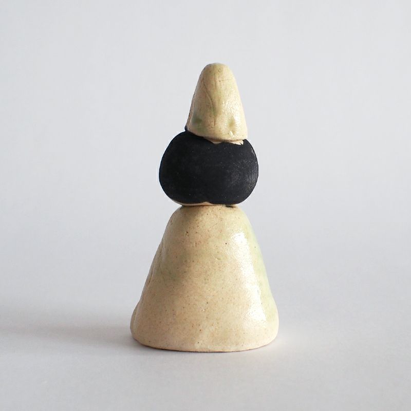 後ろ姿はシンプルなたたづまいです