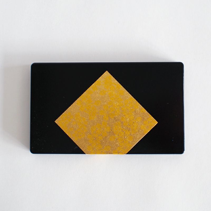 黒板に金の敷き紙が施されています