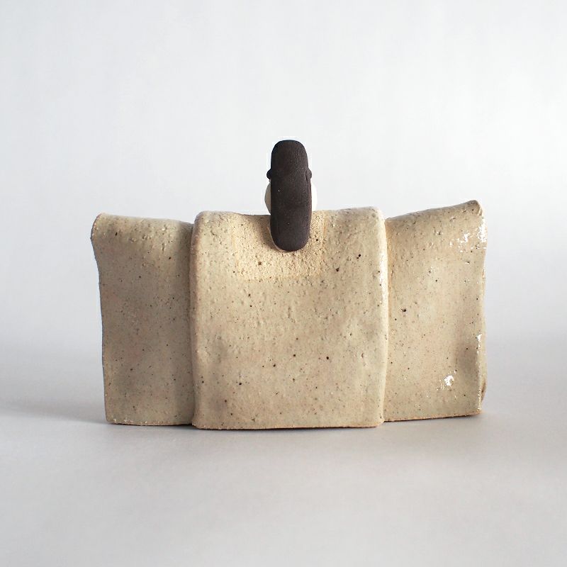 たたらという技法で一つ一つ丁寧に造られています