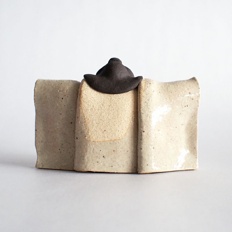 後ろ姿はシンプルな雰囲気です