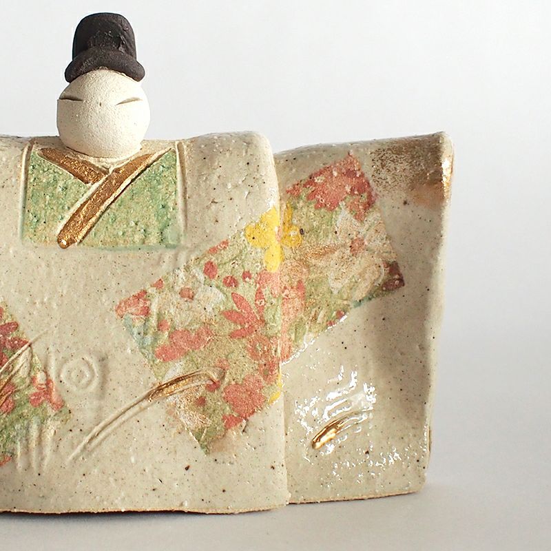 着物の柄は淡いお花柄です