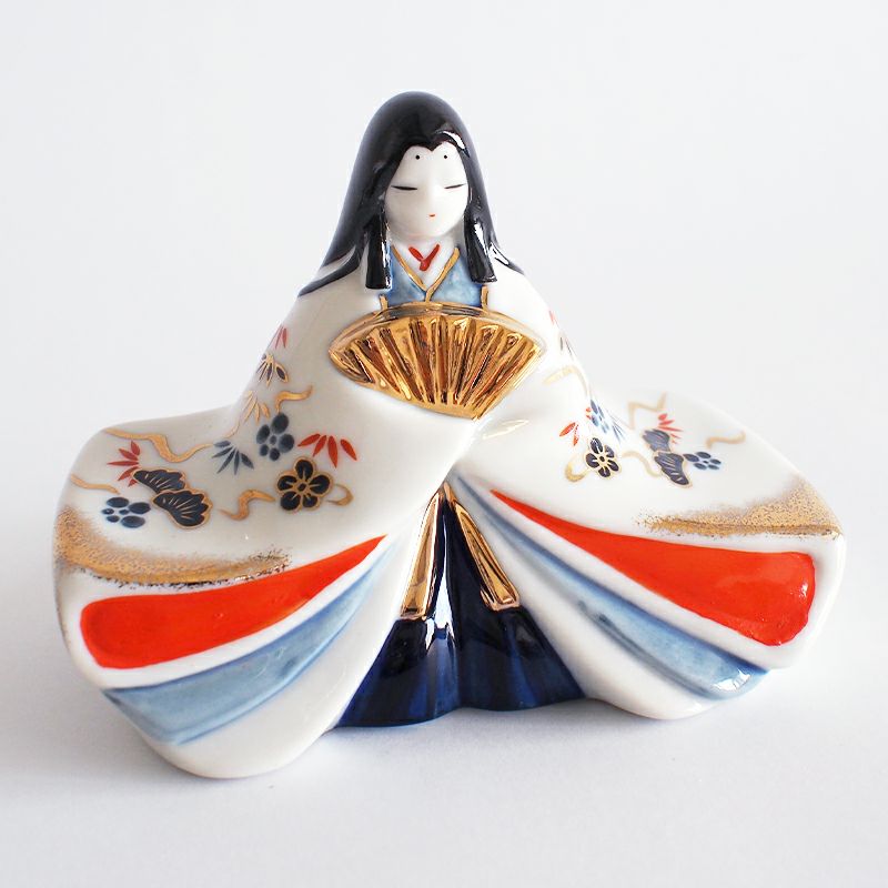 おしとやかな佇まいのお雛様です