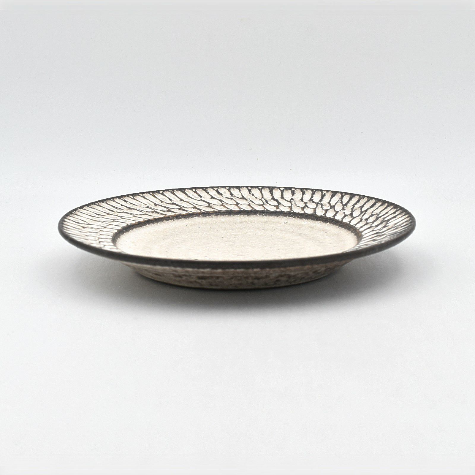 しのぎリム平皿(6寸)｜和食器通販｜織部 Online Store【公式】