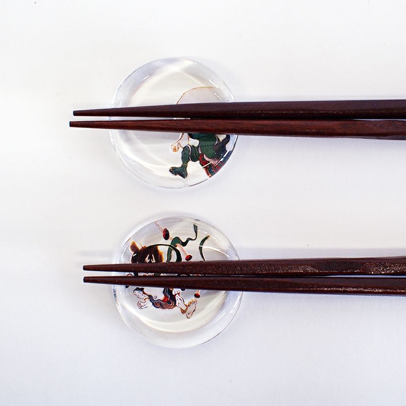 箸を乗せたイメージです