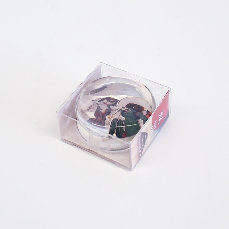 透明のケース入りです