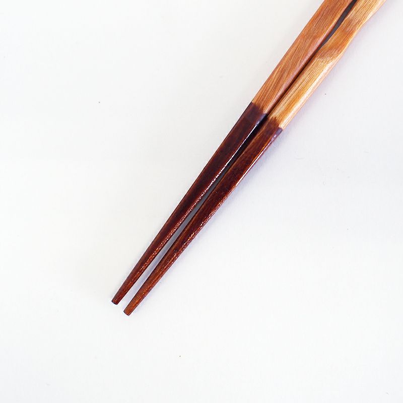 下部は漆で塗装が施されています