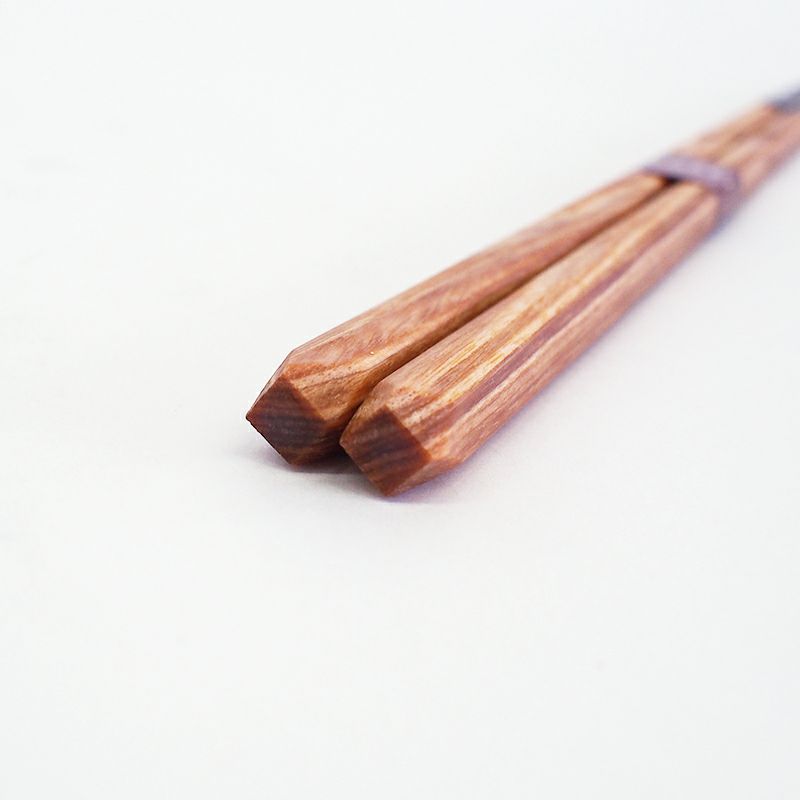 角を落として持ちやすく、転がりにくい形状です