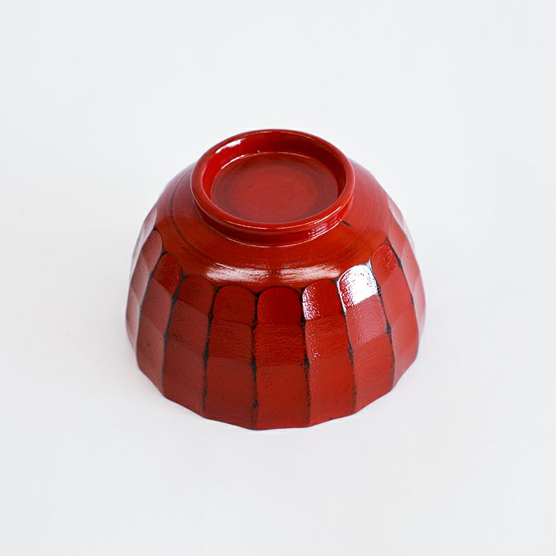 黒漆を下塗りし、その上から朱漆を重ねた伝統的な根来塗です