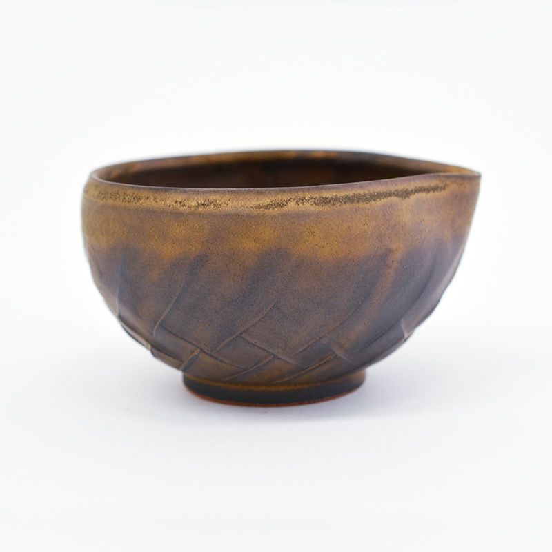 編み目や菱形のような美しいレリーフ（浮き彫り）加工が施されています